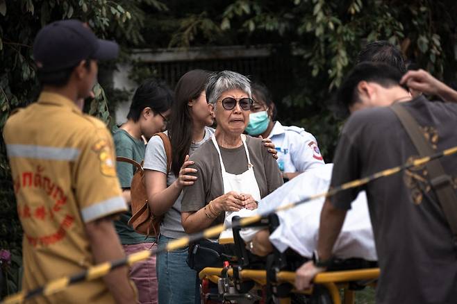 28일(현지시간) 태국 방콕의 한 시민이 이날 낮 12시31분경 북부 짜뚜짝 구역 내 오또꼬 시장에서 발생한 총기난사 사건으로 목숨을 잃은 피해자를 보면 슬퍼하고 있다. /AFPBBNews=뉴스1