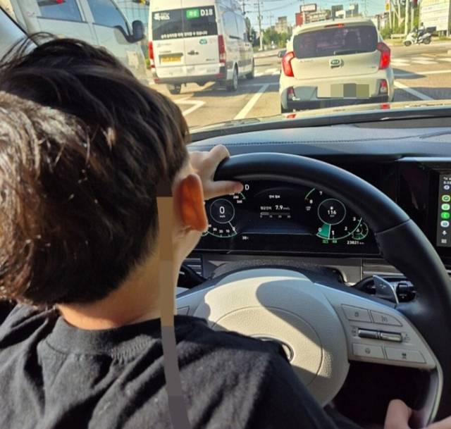 한 여성이 맘 카페에 어린 아들을 운전석에 앉히고 찍은 사진을 올렸다. 온라인 커뮤니티