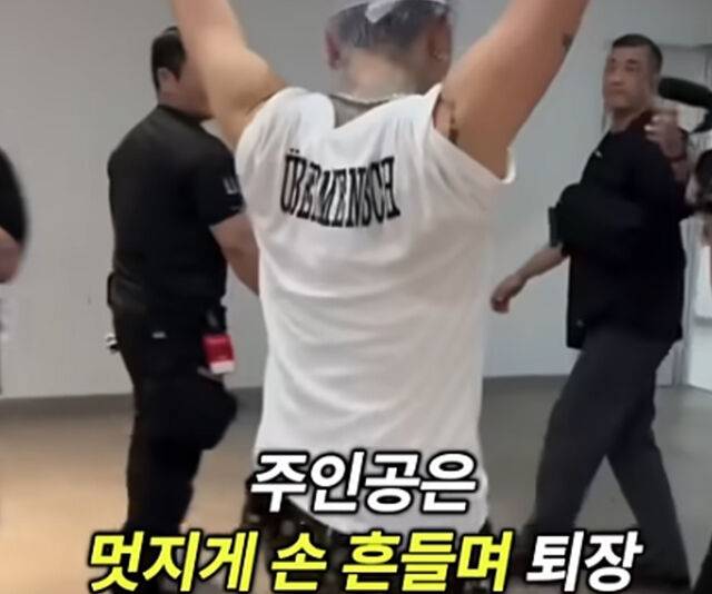 지드래곤이 댄서들에게 선물하고 멋지게 뒤돌아 갔다. / 온라인 커뮤니티