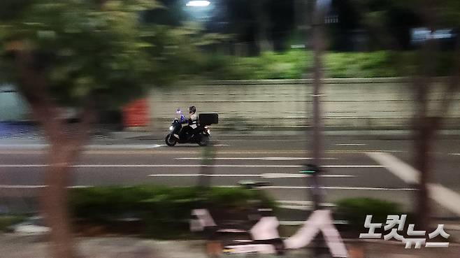 지난 6월 27일 오후 9시경 한 배달 오토바이가 서울 시내 주택가를 빠른 속도로 달리고 있다. 김도원 인턴기자