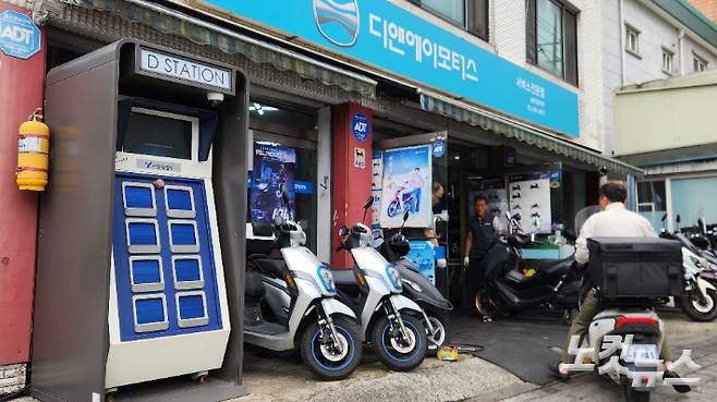 서울 시내 한 곳의 '배터리 교환형 충천소'(BSS)와 전기 오토바이. 김도원 인턴기자