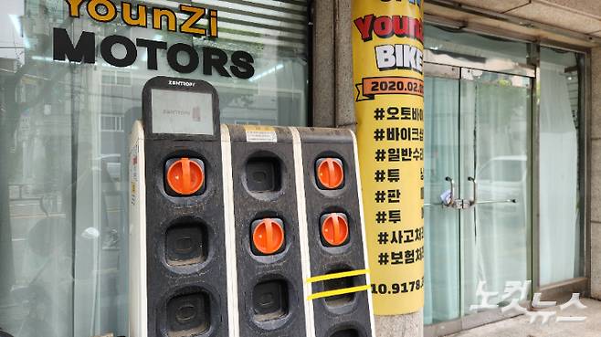 먼지가 쌓인 채 방치된 BSS. 고장 난 충전 단자에 테이프를 붙였다. 김도원 인턴기자