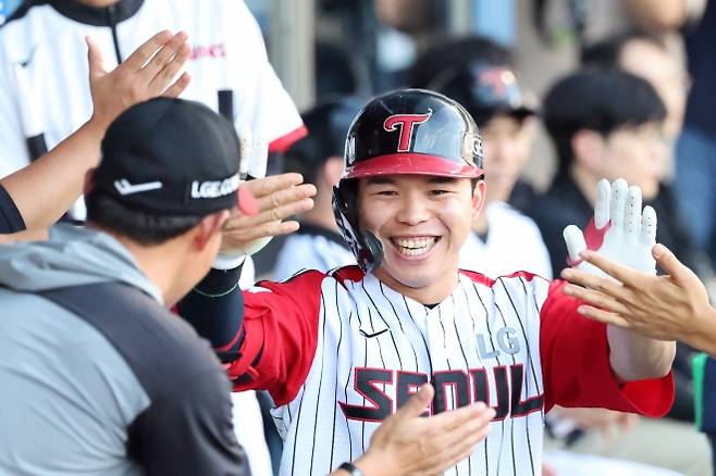 LG 트윈스 문성주가 20일 서울 잠실야구장에서 열린 2025 KBO 리그 정규시즌 롯데 자이언츠와의 홈 경기에서 홈런을 친 뒤 기뻐하고 있다. 뉴스1