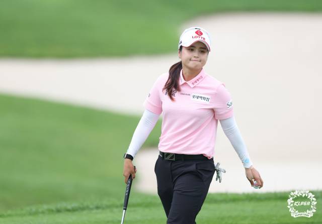 그린을 파악하고 있는 최혜진. 사진 제공=KLPGA