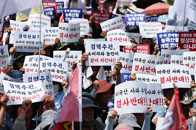 한국농축산연합회 등 농축산 단체 회원들이 28일 서울 용산구 삼각지역 인근에서 시위를 열고 구호를 외치고 있다. ⓒ연합뉴스
