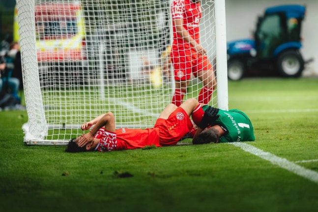 이재성이 프리시즌 경기에서 골대에 부딪힌 뒤 쓰러져 있다. 마인츠 홈페이지