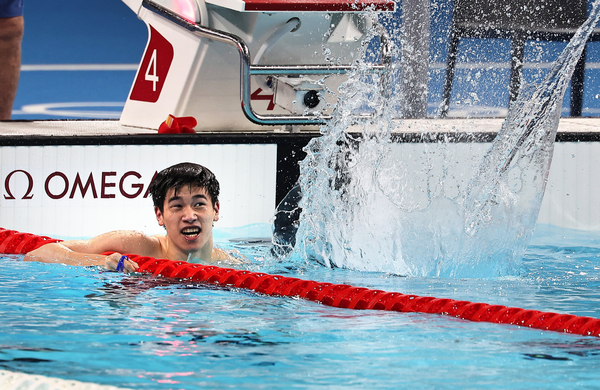 중국 판잔러가 파리올림픽 수영 남자 자유형 100m 결승에서 세계 신기록을 세우며 우승한 뒤, 전광판을 바라보고 있다. 올림픽사진공동취재단