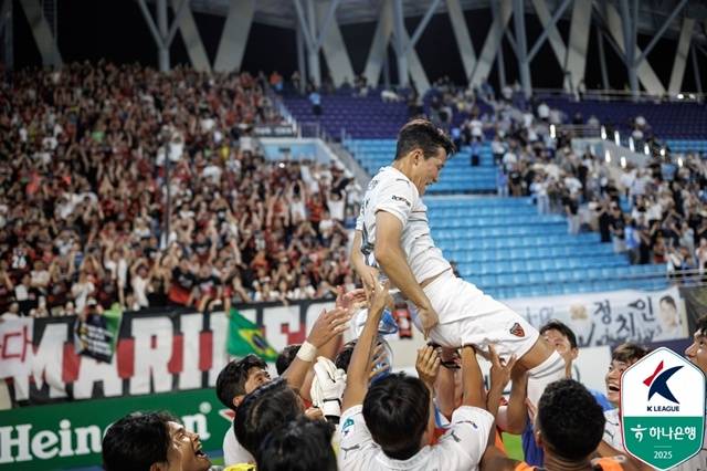 고별전을 치른 이태석을 위해 포항스틸러스 선수들이 헹가래로 이별 인사를 건네고 있다. /사진=한국프로축구연맹 제공