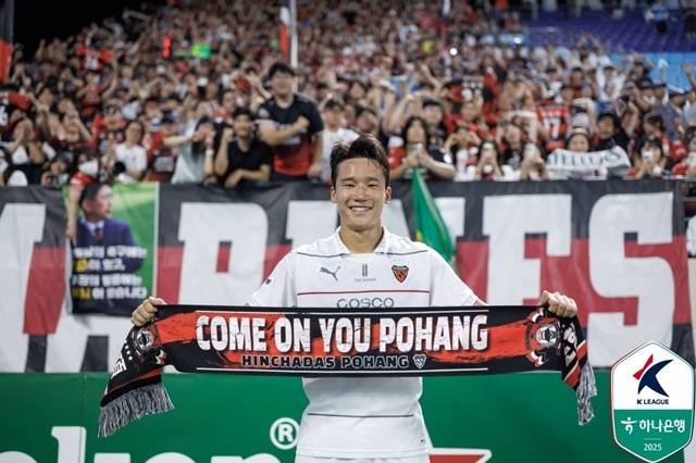 포항스틸러스 팬들 앞에서 기념샷을 찍은 이태석. /사진=한국프로축구연맹 제공