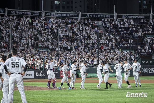 롯데 선수들이 27일 사직 KIA전 승리 후 하이파이브를 하고 있다. /사진=롯데 자이언츠 제공