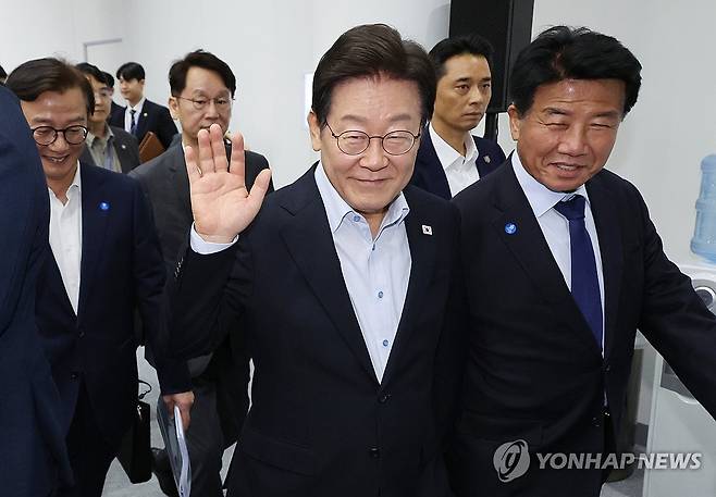 부산 타운홀 미팅 마친 이재명 대통령 (부산=연합뉴스) 한상균 기자 = 이재명 대통령이 25일 부산 부경대에서 열린 타운홀미팅 '부산의 마음을 듣다' 간담회를 마친 뒤 행사장을 떠나며 시민들을 향해 인사하고 있다. 2025.7.25 xyz@yna.co.kr