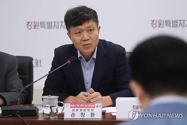 개청 2주년 맞은 강원도 제2청사 (강릉=연합뉴스) 류호준 기자 = 28일 강원 강릉시 주문진읍 강원특별자치도 제2청사(글로벌본부)에서 열린 개청 2주년 언론 간담회에서 손창환 도 글로벌본부장이 인사말을 하고 있다.
강원도 제2청사는 2023년 7월 24일 개청했다. 2025.7.28 ryu@yna.co.kr