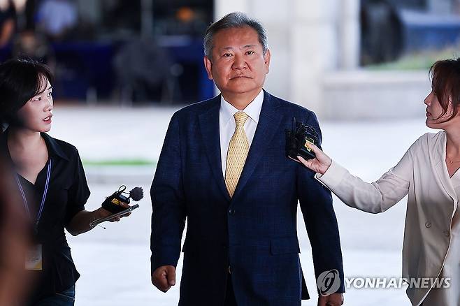 특검 조사 출석 위해 고검 향하는 이상민 전 장관 (서울=연합뉴스) 서대연 기자 = 이상민 전 행정안전부 장관이 25일 내란특검 조사를 받기 위해 특검팀 사무실이 마련된 서울 서초구 서울고등검찰청으로 들어가고 있다. 2025.7.25 dwise@yna.co.kr