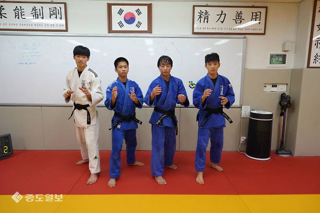 대전 대성중학교 유도부 선수들이 오후 훈련을 마치고 포즈를 취하고 있다. (왼쪽부타) 천도현(73kg급), 지현우(53kg급), 김홍재(66kg급), 안시우(58kg급)