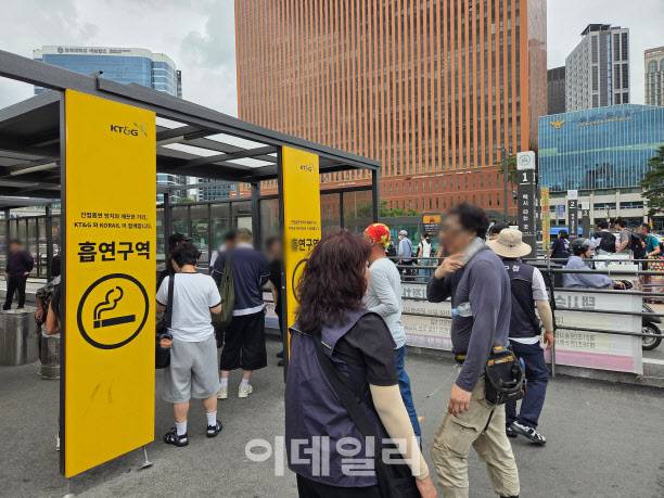 28일 서울역 광장 금연구역에서 흡연 단속을 하는 구청 직원들. (사진=염정인 기자)