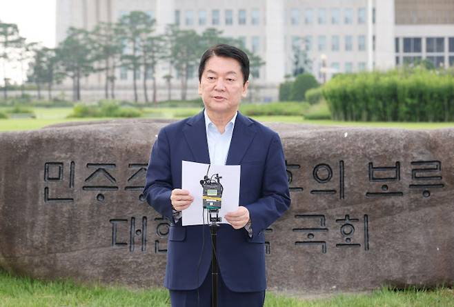국민의힘 안철수 의원이 29일 서울 여의도 국회 상징석 앞에서 당대표 선거 출마 선언, 내란 특검 관련 기자회견을 하고 있다. (사진=연합뉴스)