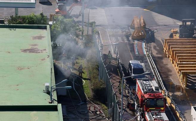 29일 전남 영암군 대불국가산업단지 HD현대삼호에서 소방 당국이 진화 작업을 하고 있다.(사진=연합뉴스)