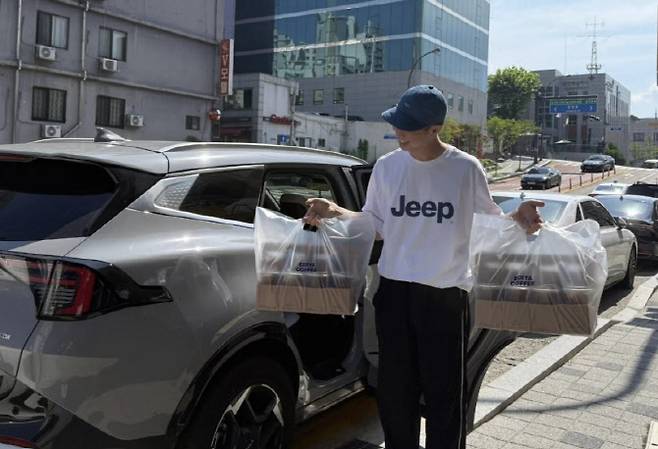 지난 26일 민생회복 소비쿠폰을 사용해 소방관들에게 커피를 전달한 유오균 씨(33). (사진=뉴스1)