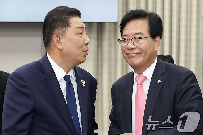 국회 운영위원장인 김병기 더불어민주당 대표 직무대행 겸 원내대표와 송언석 국민의힘 비상대책위원장 겸 원내대표가 29일 서울 여의도 국회에서 열린 운영위원회 전체회의를 마치고 대화하고 있다. 2025.7.29/뉴스1 ⓒ News1 이광호 기자