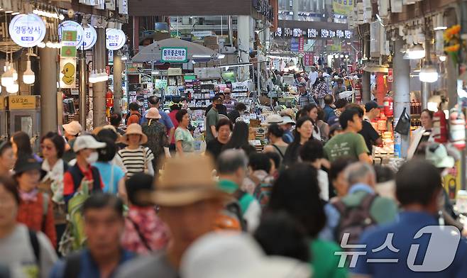 서울 동대문구 청량리종합시장이 장을 보려는 시민들로 북적이고 있다. 2025.7.25/뉴스1 ⓒ News1 장수영 기자