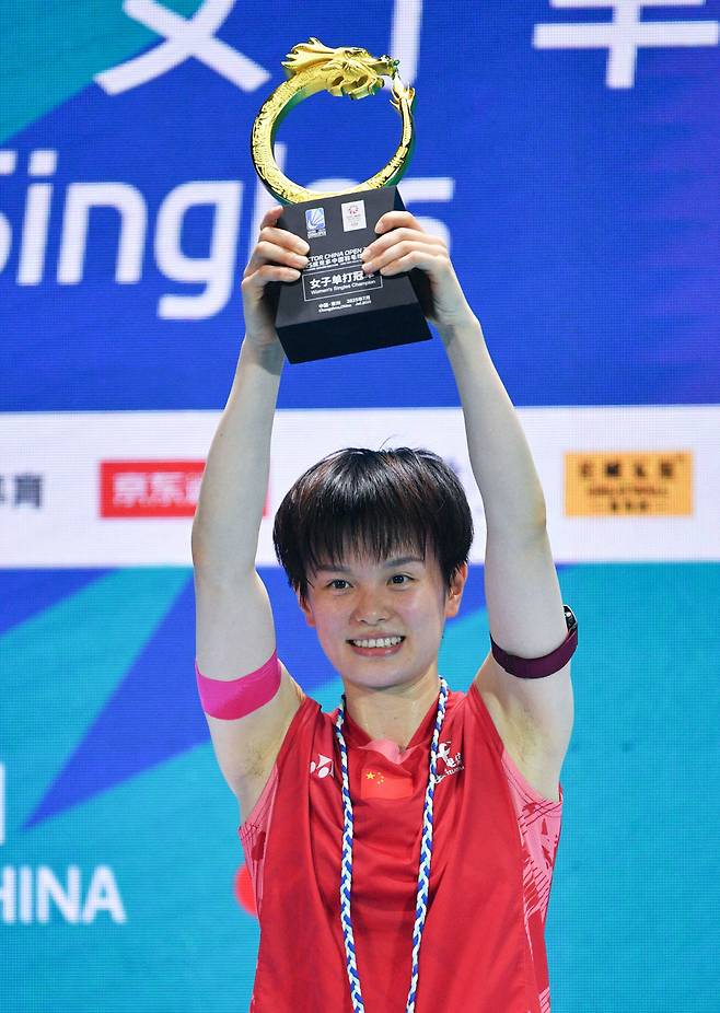 China?s Wang Zhiyi celebrates after defeating compatriot Han Yue in the women?s singles final at the China Open badminton tournament in Changzhou, in China?s eastern Jiangsu province on July 27, 2025. (Photo by AFP) / China OUT <저작권자(c) 연합뉴스, 무단 전재-재배포, AI 학습 및 활용 금지>
