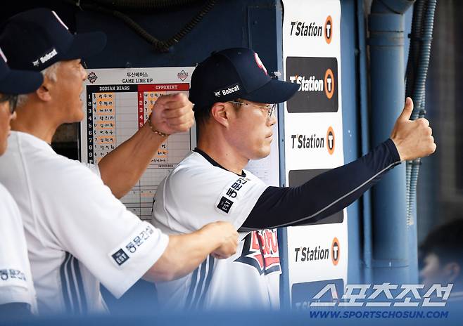 25일 잠실구장에서 열린 두산 베어스와 LG 트윈스의 경기. 두산 조성환 감독대행이 선수들을 독려하고 있다. 잠실=박재만 기자 pjm@sportschosun.com/2025.07.25/