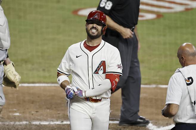 수아레즈가 지난 16일(한국시각) 올스타전에서 8회 손에 사구를 맞고 인상을 찌푸리고 있다. EPA연합뉴스