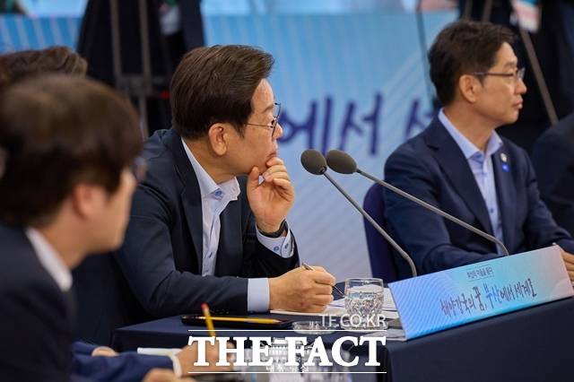 이재명 대통령이 25일 부산 부경대 컨벤션센터에서 열린 국민소통행보 '부산의 마음을 듣다' 타운홀미팅에서 참석자 의견을 경청하고 있다. /대통령실