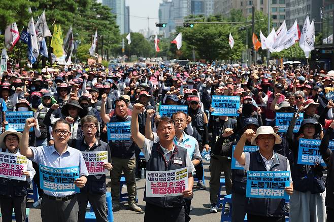 28일 서울 여의도 국회의사당 앞에서 민주노총 조합원들이 일명 ‘노란봉투법’으로 불리는 노조법 2·3조 통과를 촉구하는 집회를 열고 있다. 민주노총과 한국노총은 이날 노란봉투법이 원안대로 통과되어야 한다고 주장했다. 정부가 노란봉투법 시행 유예 기간을 기존 6개월에서 1년까지 늘리는 등 수정안을 내자 “윤석열 정부가 거부권을 행사한 법안보다 후퇴한 것”이라며 반발한 것이다./연합뉴스