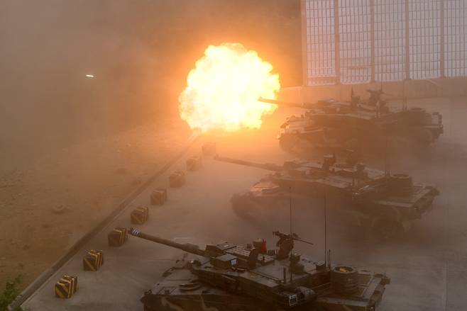 3일 강원 홍천군 매봉산 훈련장에서 열린 육군 11기동사단 주관 지역 안보 관계관·주민 초청 행사에서 K2 전차가 표적을 향해 사격하고 있다. /연합뉴스