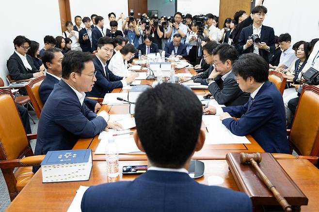 김주영 국회 환경노동위원회 고용노동법안심사소위원장이 28일 서울 여의도 국회에서 열린 제427회 국회(임시회) 제1차 고용노동법안심사소위원회를 주재하고 있다. 환노위는 이날 소위를 열고 노동조합 및 노동관계조정법 일부개정법률안(노란봉투법)을 심사한다. 2025.7.28/뉴스1