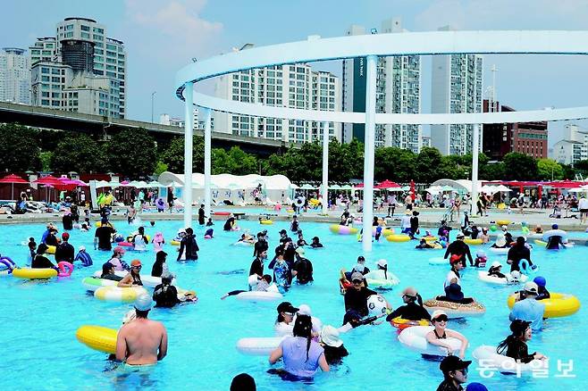 낮 최고기온이 37도를 기록하며 가마솥 더위를 이어간 29일 서울 광진구 뚝섬한강공원 수영장이 이용객들로 북적이고 있다. 박형기 기자 onehsot@donga.com