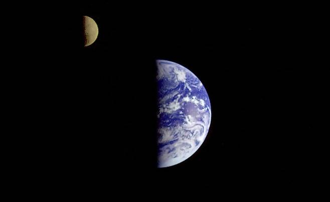 달의 중력은 지구에 조석 마찰을 일으켜 지구 자전 속도에 영향을 준다. 사진은 1996년 목성 탐사선 갈릴레오호가 촬영한 지구와 달. 미국항공우주국 제공