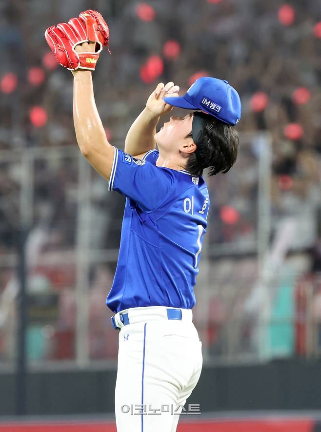 27일 오후 수원 KT위즈파 성공크에서 열린 2025 프로야구 삼성과 KT 경기. 삼성 투수 이호성이 9회 실점한뒤 아쉬워하고 있다. 수원=정시종 기자 capa@edaily.co.kr /2025.07.27.