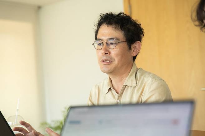 <야생의 실종> 저자 이노세 고헤이가 지난 28일 서울 북촌 김영사 사옥에서 진행한 한국경제신문과의 인터뷰에서 집필 과정을 설명하고 있다. 김영사 제공