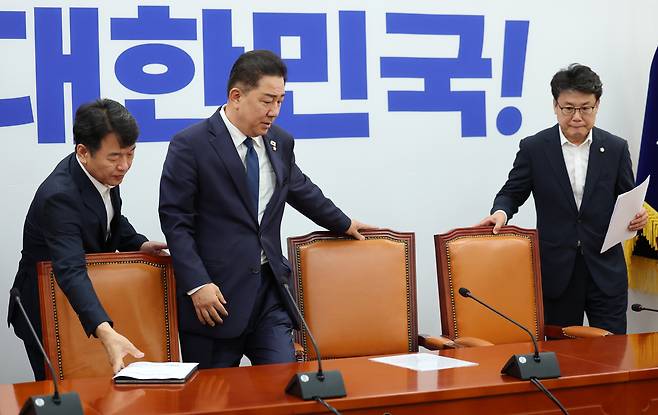 김병기 더불어민주당 대표 직무대행 겸 원내대표(가운데), 진성준 정책위의장(오른쪽), 문진석 원내수석부대표가 29일 국회에서 열린 원내대책회의에 입장하고 있다. 박민규 선임기자
