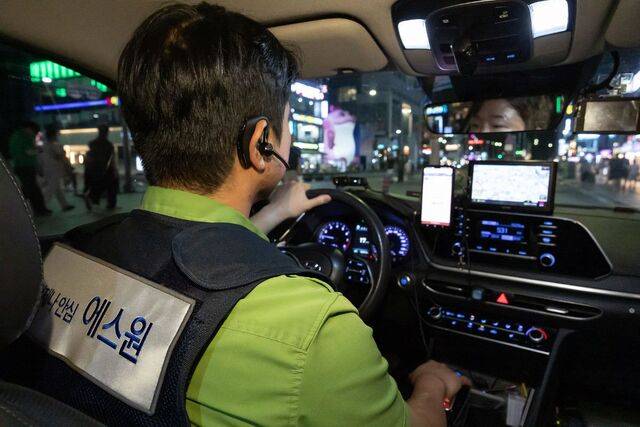지난 22일 부산 해운대구에서 비상 호출을 받은 에스원 직원이 현장으로 출동하고 있다. 에스원은 24시간 교대로 직원을 투입해 주요 지역에 대한 순찰을 진행하고 있다. 에스원 제공