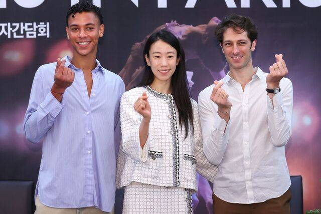 발레리나 박세은이 28일 서울 예술의전당에서 열린 ‘파리오페라발레 에투알 갈라 2025’ 기자간담회에서 동료 마티외 가니오(오른쪽), 기욤 디오프와 함께 손가락으로 K하트를 그려보이는 포즈를 취하고 있다. 연합뉴스