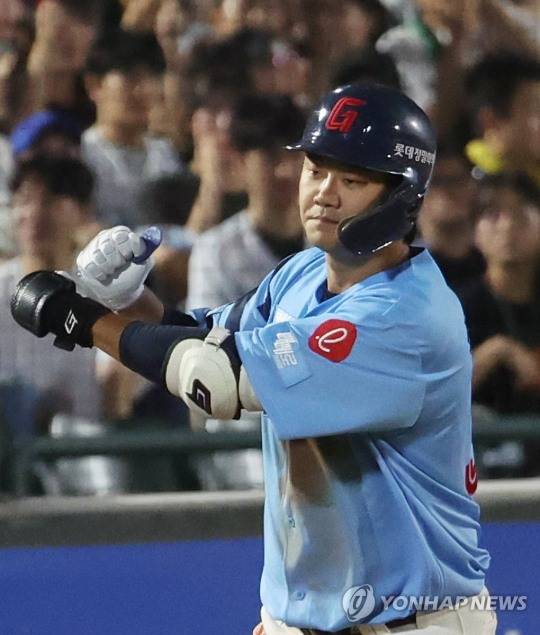 손호영 2타점 세리머니 / 사진=연합뉴스
