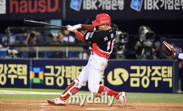 2025년 6월 4일 오후 서울 잠실구장에서 진행된 '2025 신한 SOL뱅크 KBO 리그' KIA 타이거즈와 두산 베어스의 경기.KIA 최원준이 9회초 무사 1루서 2점 홈런을 치고 있다./마이데일리