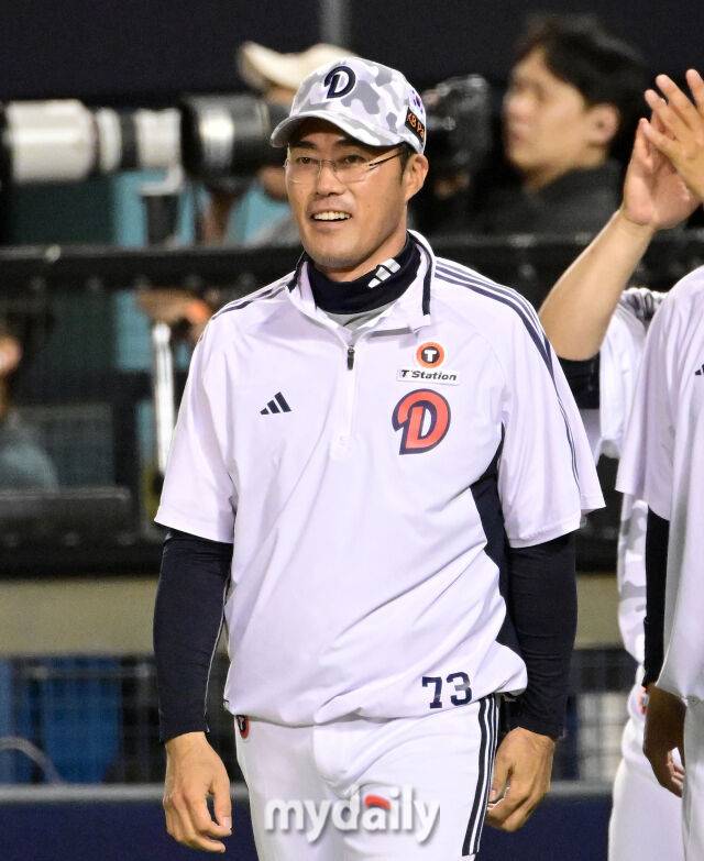2025년 6월 5일 오후 서울 잠실구장에서 진행된 '2025 신한 SOL뱅크 KBO 리그' KIA 타이거즈와 두산 베어스의 경기.두산 조성환 감독대행이 연장 10회말 2사 1.2루서 김민석의 끝내기 안타로 2-1 승리를 한 뒤 기뻐하고 있다./마이데일리
