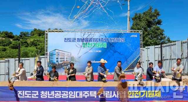 ▲진도군은 청년공공임대주택 공사를 착수하고 안전 기원제를 올렸다.ⓒ진도군 제공