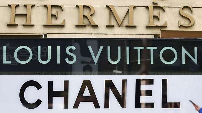 고가 브랜드가 더 이상 사회적 지위의 상징이 되지 않는다. 게티이미지