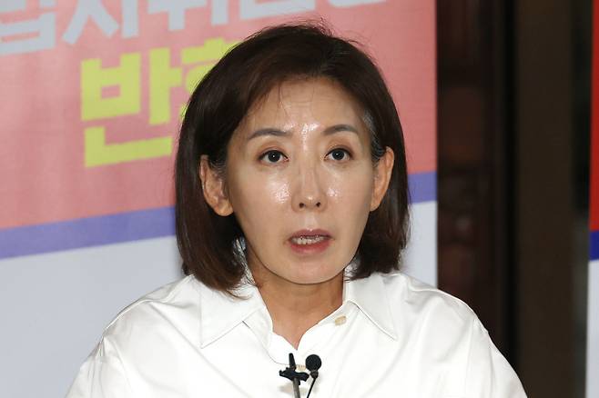 나경원 국민의힘 의원이 지난 2일 서울 여의도 국회 로텐더홀에서 향후 대여 견제 행동계획 등을 밝히는 기자회견을 하고 있다. 뉴스1