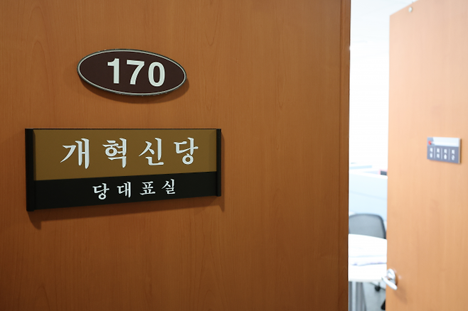 김건희 여사 특별검사팀의 압수수색을 받은 개혁신당 이준석 대표가 28일 첫 최고위원회의를 취소한 데 이어 29일에도 서울 여의도 국회에 모습을 드러내지 않고 있다. 사진은 이날 당대표실의 모습. 연합뉴스