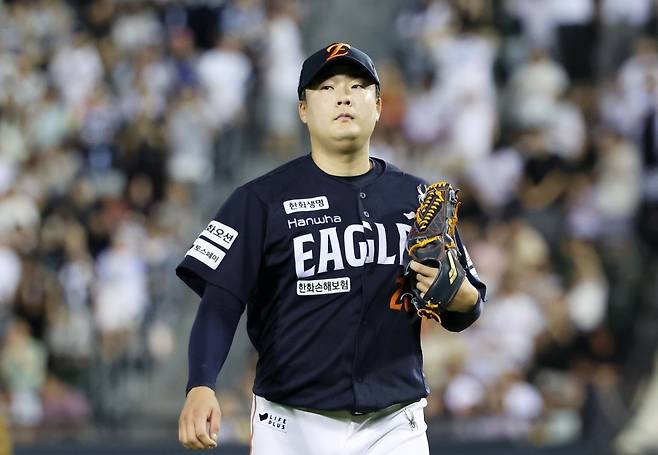 올 시즌 1~3위에 올라있는 한화, LG, 롯데는 후반기 들어 ‘믿을맨’의 활약 덕분에 웃고 있다. 한화 한승혁, LG 장현식, 롯데 정철원의 후반기 페이스가 돋보인다. 이닝을 마무리하고 덕아웃을 향하는 한화 한승혁. 뉴시스