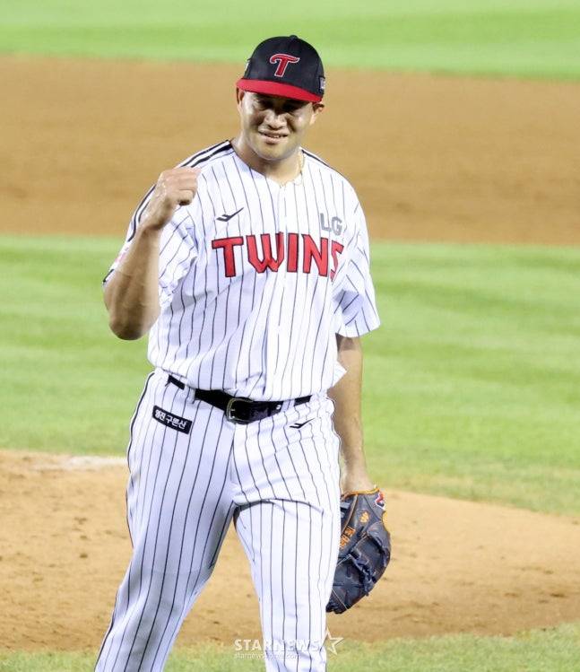 LG 선발 투수 요니 치리노스가 29일 잠실 두산전에서 미소 짓고 있다. /사진=강영조선임기자