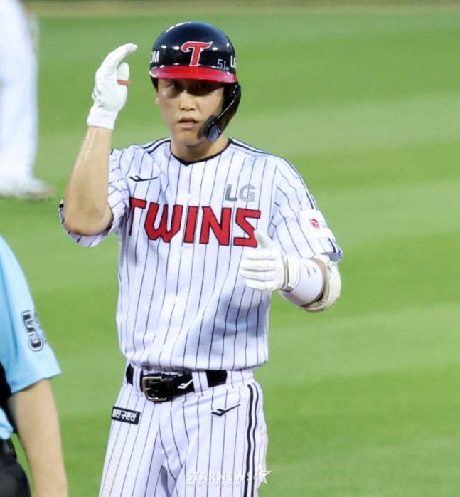 LG 구본혁이 29일 잠실 두산전에서 안타를 치고 세리머니를 하고 있다. /사진=강영조 선임기자