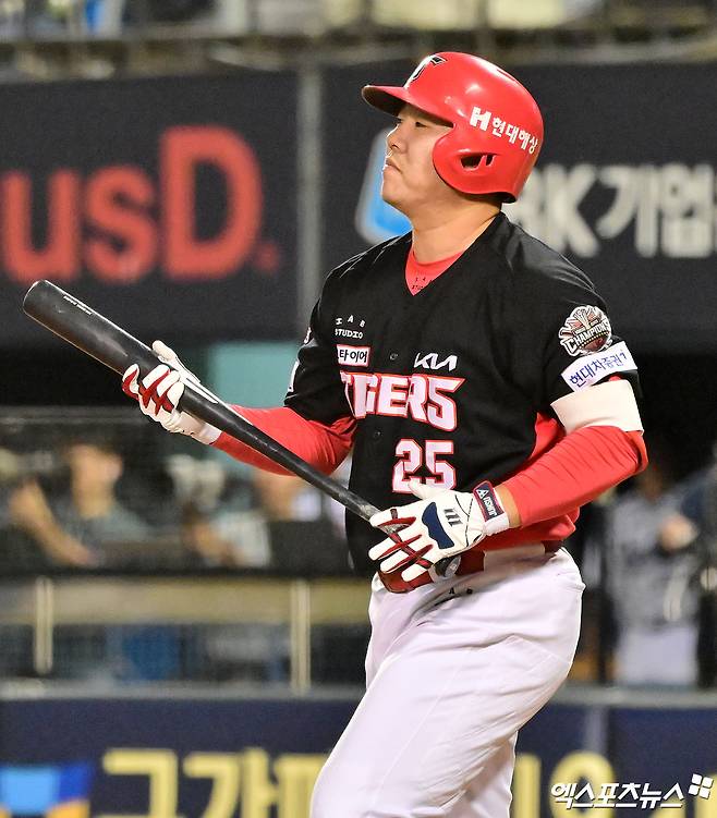 5일 오후 서울 송파구 잠실야구장에서 열린 '2025 신한 SOL Bank KBO리그' KIA 타이거즈와 두산 베어스의 경기, 6회초 1사 1루 KIA 이우성이 헛스윙 삼진을 당하고 있다. 엑스포츠뉴스 DB