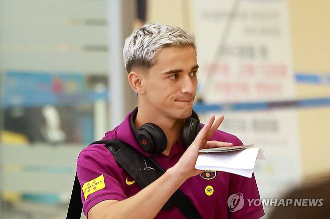 한국 찾은 바르셀로나 가비 (영종도=연합뉴스) 신현우 기자 = 프리시즌 투어 중인 스페인 프로축구 FC바르셀로나의 가비가 29일 인천국제공항 제2여객터미널을 통해 입국하고 있다.
바르셀로나는 오는 31일 오후 8시 서울월드컵경기장에서 K리그1 FC서울과, 8월 4일 오후 8시 대구스타디움에서 K리그1 대구FC와 차례로 맞붙을 예정이다. 2025.7.29 nowwego@yna.co.kr